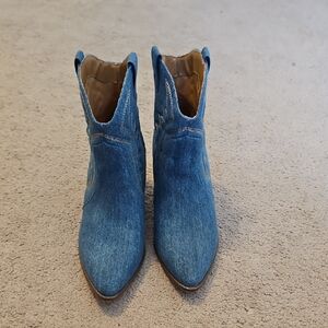 Like New Quipid Lasso My Heart Blue Denim Western Boots